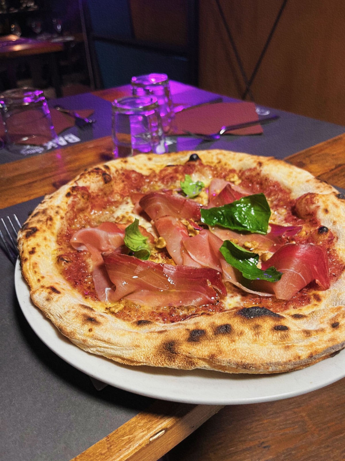 Pizza BAK Experience con prosciutto e basilico